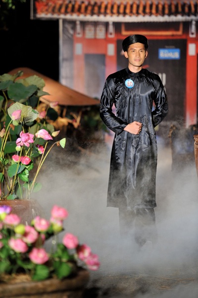Thí sinh Siêu mẫu 2010 trình diễn áo dài - 5 Thí sinh Siêu mẫu 2010 trình diễn áo dài - 5
