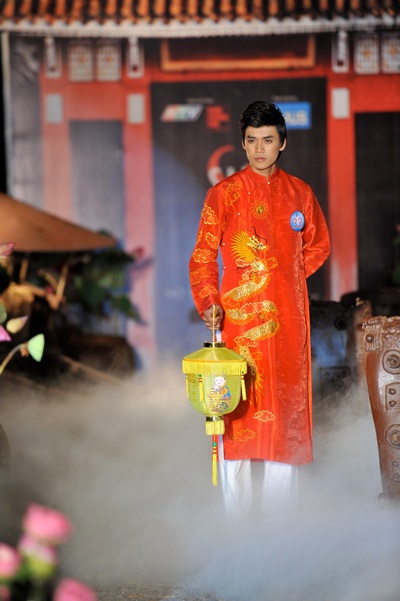 Thí sinh Siêu mẫu 2010 trình diễn áo dài - 7 Thí sinh Siêu mẫu 2010 trình diễn áo dài - 7