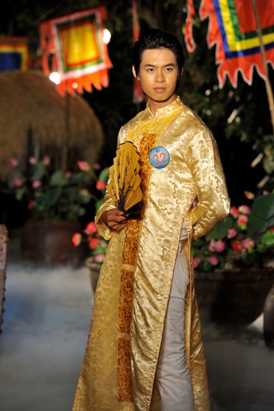 Thí sinh Siêu mẫu 2010 trình diễn áo dài - 8 Thí sinh Siêu mẫu 2010 trình diễn áo dài - 8