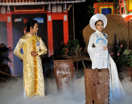 Thí sinh Siêu mẫu 2010 trình diễn áo dài - 9 Thí sinh Siêu mẫu 2010 trình diễn áo dài - 9