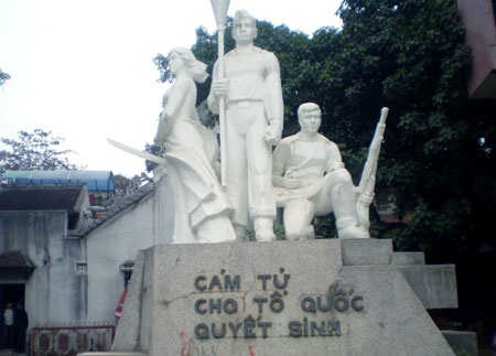 Hà Nội: Bong tróc tượng đài Cảm tử quân - 1 Hà Nội: Bong tróc tượng đài Cảm tử quân - 1