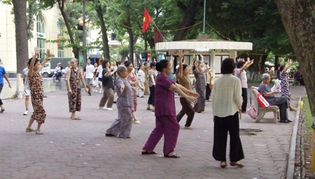 Người hưu trí Việt Nam dưới ống kính phóng viên nước ngoài - 1 Người hưu trí Việt Nam dưới ống kính phóng viên nước ngoài - 1