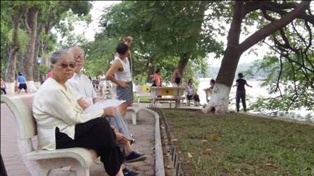 Người hưu trí Việt Nam dưới ống kính phóng viên nước ngoài - 2 Người hưu trí Việt Nam dưới ống kính phóng viên nước ngoài - 2