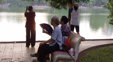 Người hưu trí Việt Nam dưới ống kính phóng viên nước ngoài - 4 Người hưu trí Việt Nam dưới ống kính phóng viên nước ngoài - 4