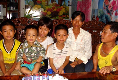 Kỳ 1: Hai người đàn bà giữa thế giới người lùn - 1