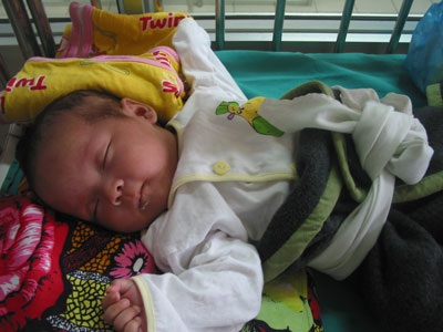 Bé Quốc vẫn chưa thể gặp lại bố do mưa lũ - 1