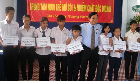 30 suất học bổng đến với con em nạn nhân chất độc da cam - 1