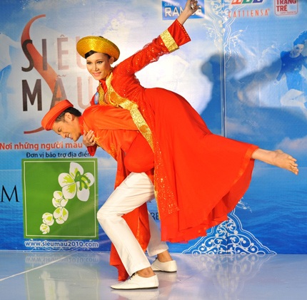 Hồ Ngọc Hà làm giám khảo cho Siêu mẫu 2010 - 15