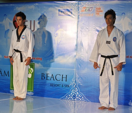 Hồ Ngọc Hà làm giám khảo cho Siêu mẫu 2010 - 16