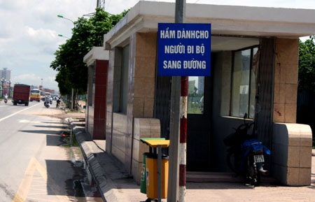 Nhếch nhác hầm bộ hành trên đường vành đai 3 - 1