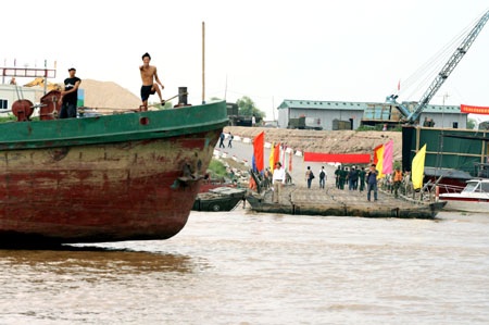 Tháo dỡ cầu phao Đuống sau 3 tháng hoạt động - 12 Tháo dỡ cầu phao Đuống sau 3 tháng hoạt động - 12