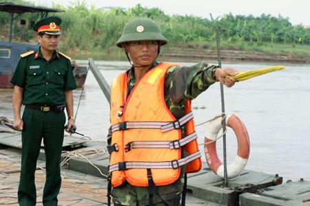 Tháo dỡ cầu phao Đuống sau 3 tháng hoạt động - 7 Tháo dỡ cầu phao Đuống sau 3 tháng hoạt động - 7
