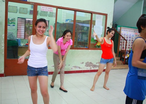 Hoàng Thùy Linh, Minh Hằng, Thủy Tiên trên sàn tập - 4 Hoàng Thùy Linh, Minh Hằng, Thủy Tiên trên sàn tập - 4