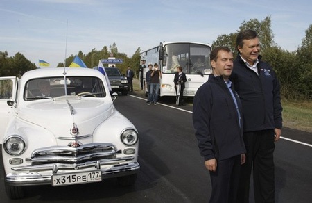 Tổng thống Nga và Ukraine tham gia diễu hành xe cổ - 4