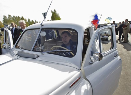 Tổng thống Nga và Ukraine tham gia diễu hành xe cổ - 3