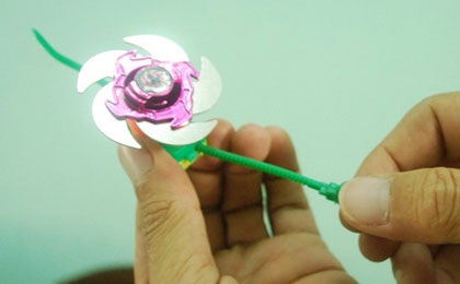 Đồ chơi nguy hiểm xuất hiện trước cổng trường - 2