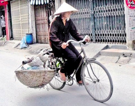 “Dị nhân” rong ruổi hơn 60 năm bán chuối ở Hà thành - 1 “Dị nhân” rong ruổi hơn 60 năm bán chuối ở Hà thành - 1