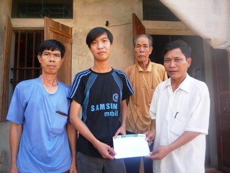 Người đàn ông "muốn bán mình cứu con" nhận quà bạn đọc  - 1