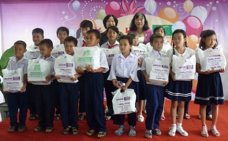 Trao 20.000 quyển tập tới học sinh nghèo - 1