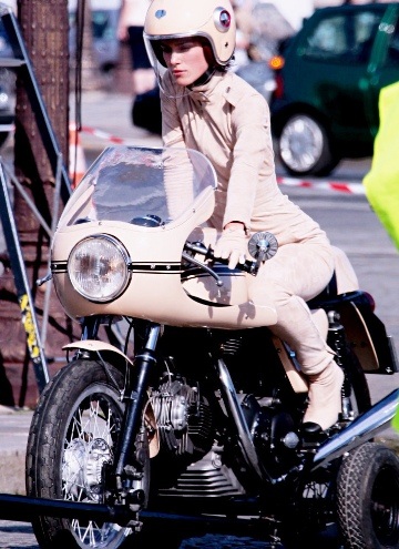 Kiều nữ Hollywood trên lưng “ngựa sắt” Ducati - 6 Kiều nữ Hollywood trên lưng “ngựa sắt” Ducati - 6