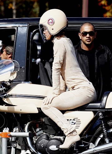 Kiều nữ Hollywood trên lưng “ngựa sắt” Ducati - 14 Kiều nữ Hollywood trên lưng “ngựa sắt” Ducati - 14