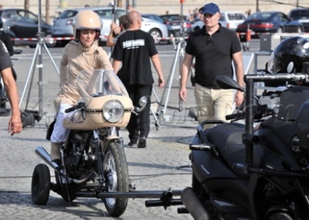 Kiều nữ Hollywood trên lưng “ngựa sắt” Ducati - 11 Kiều nữ Hollywood trên lưng “ngựa sắt” Ducati - 11