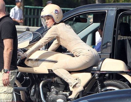 Kiều nữ Hollywood trên lưng “ngựa sắt” Ducati - 5 Kiều nữ Hollywood trên lưng “ngựa sắt” Ducati - 5