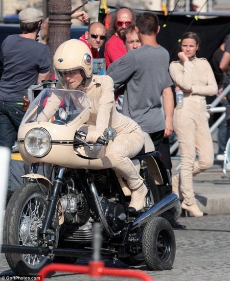 Kiều nữ Hollywood trên lưng “ngựa sắt” Ducati - 7 Kiều nữ Hollywood trên lưng “ngựa sắt” Ducati - 7