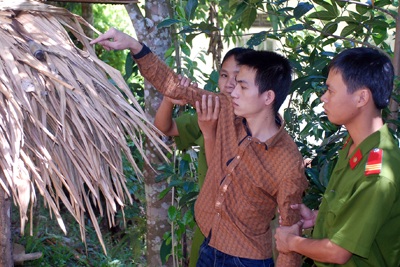 Bắt khẩn cấp em trai giết anh bằng dao bầu - 2