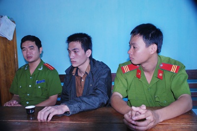 Bắt khẩn cấp em trai giết anh bằng dao bầu - 1