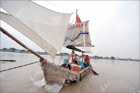 Thuyền làm từ hơn 2.000 vỏ chai nhựa - 1 Thuyền làm từ hơn 2.000 vỏ chai nhựa - 1