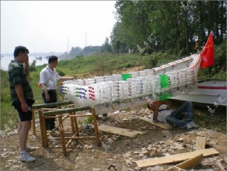 Thuyền làm từ hơn 2.000 vỏ chai nhựa - 2 Thuyền làm từ hơn 2.000 vỏ chai nhựa - 2