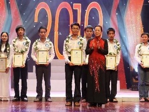 Tuyên dương 39 thủ khoa kỳ thi đại học năm 2010  - 1