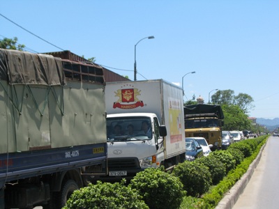 Ô tô vướng dây điện, kéo đổ cột điện - 6