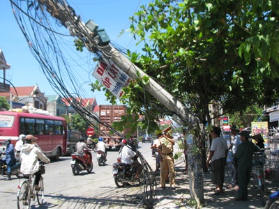 Ô tô vướng dây điện, kéo đổ cột điện - 1