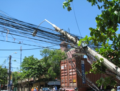 Ô tô vướng dây điện, kéo đổ cột điện - 3