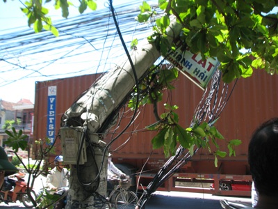 Ô tô vướng dây điện, kéo đổ cột điện - 2