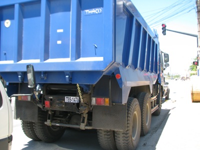 Ô tô vướng dây điện, kéo đổ cột điện - 5