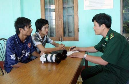 Bắt giữ nhanh 3 đối tượng cướp máy ảnh của phóng viên TTXVN - 1 Bắt giữ nhanh 3 đối tượng cướp máy ảnh của phóng viên TTXVN - 1