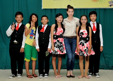 Hà Hồ và Quốc Cường tiếp tục hoạt động từ thiện trung thu - 10