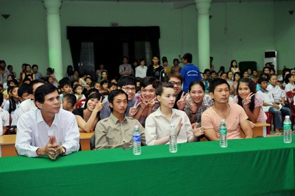 Hà Hồ và Quốc Cường tiếp tục hoạt động từ thiện trung thu - 1