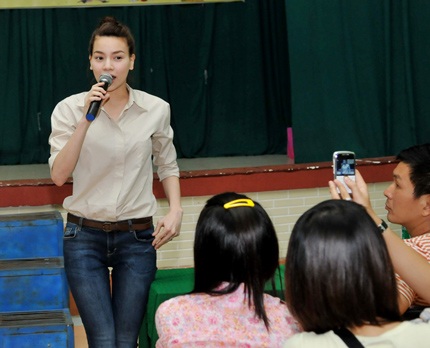 Hà Hồ và Quốc Cường tiếp tục hoạt động từ thiện trung thu - 3