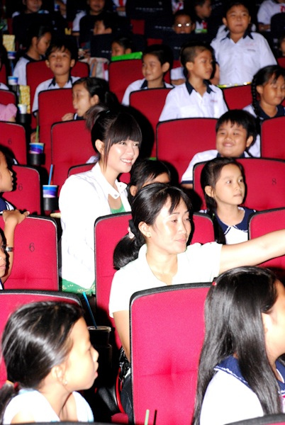 Lan Phương vui trung thu cùng học sinh nghèo - 1 Lan Phương vui trung thu cùng học sinh nghèo - 1