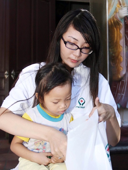 Á hậu Thùy Trang thăm trẻ mồ côi - 2 Á hậu Thùy Trang thăm trẻ mồ côi - 2