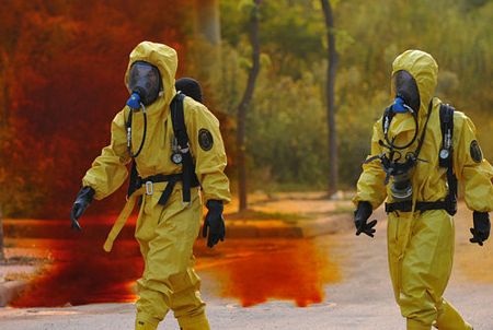 Trung Quốc: Axit rò rỉ nhuộm đỏ bầu trời  - 5