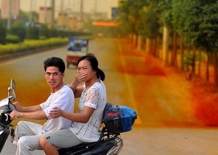 Trung Quốc: Axit rò rỉ nhuộm đỏ bầu trời  - 2