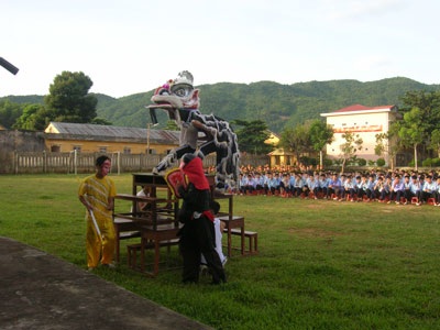 Hàng trăm món quà đến với trẻ em nghèo dịp trung thu - 1 Hàng trăm món quà đến với trẻ em nghèo dịp trung thu - 1