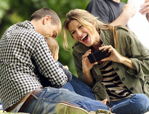 Gisele Bundchen vui chơi với con ngoài công viên - 3