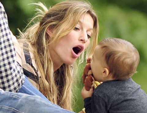 Gisele Bundchen vui chơi với con ngoài công viên - 4