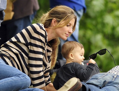 Gisele Bundchen vui chơi với con ngoài công viên - 5